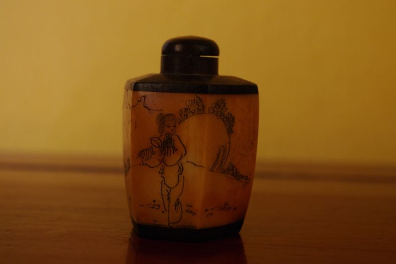 Schnupftabakflasche aus Knochen Berg 3