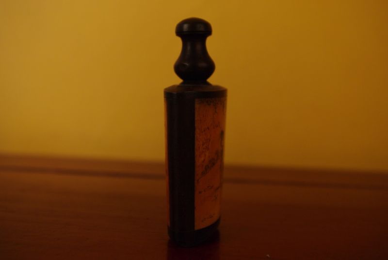 Schnupftabakflasche aus Knochen Frau 3