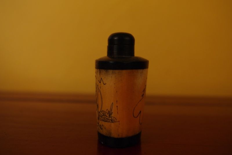 Schnupftabakflasche aus Knochen Kind 2