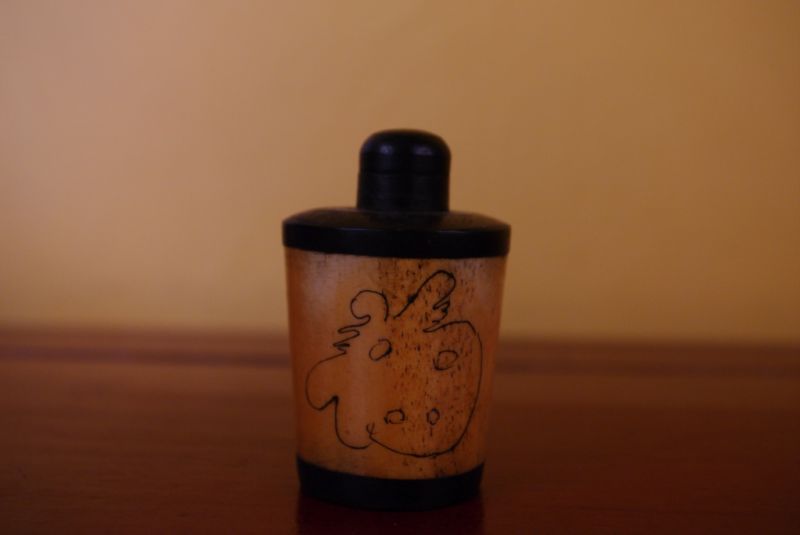 Schnupftabakflasche aus Knochen Kind 3