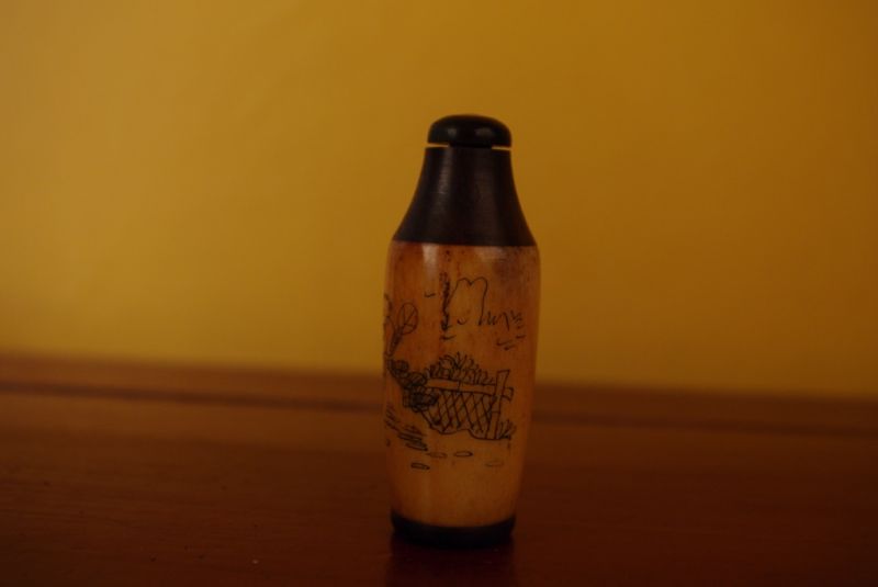 Schnupftabakflasche aus Knochen Vater und Sohn 2