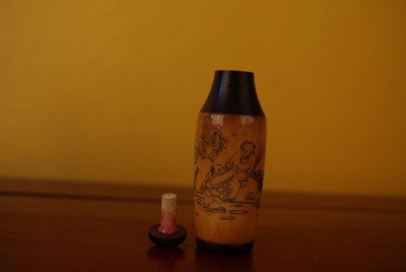Schnupftabakflasche aus Knochen Vater und Sohn 5