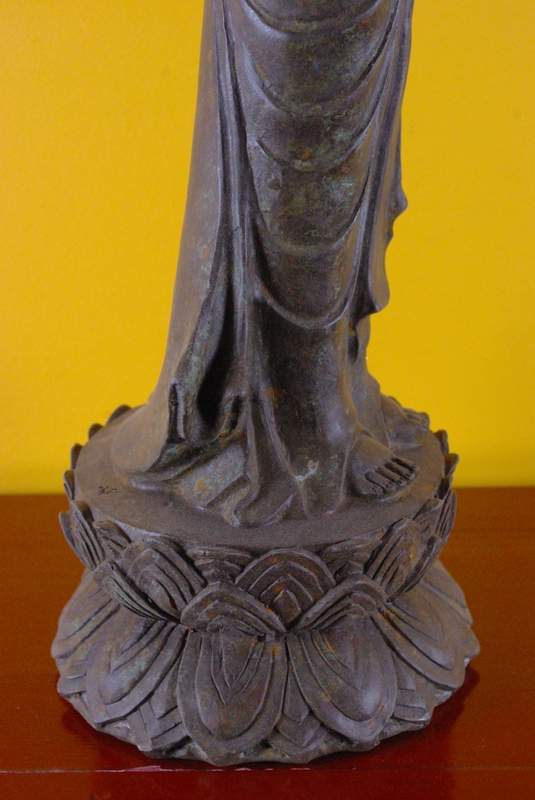 Schöne Bronze stehender Buddha aus Tibet 5