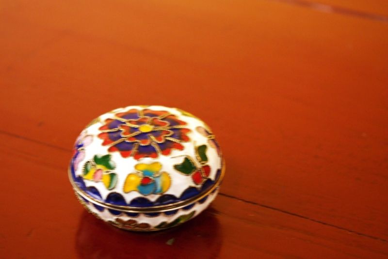 Sehr Kleine Cloisonne-Dose Weiss 2 2