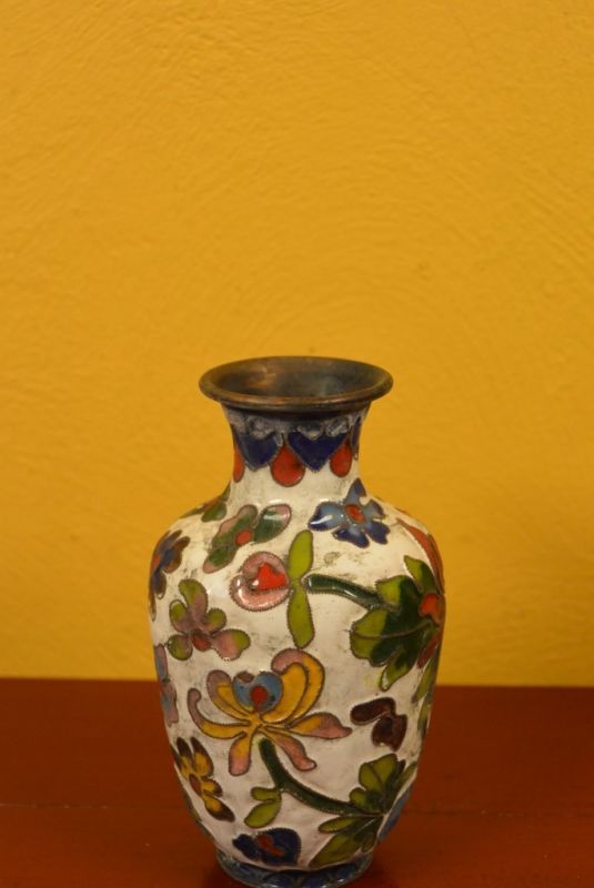 SmallVase in Cloisonné White Flowers 1