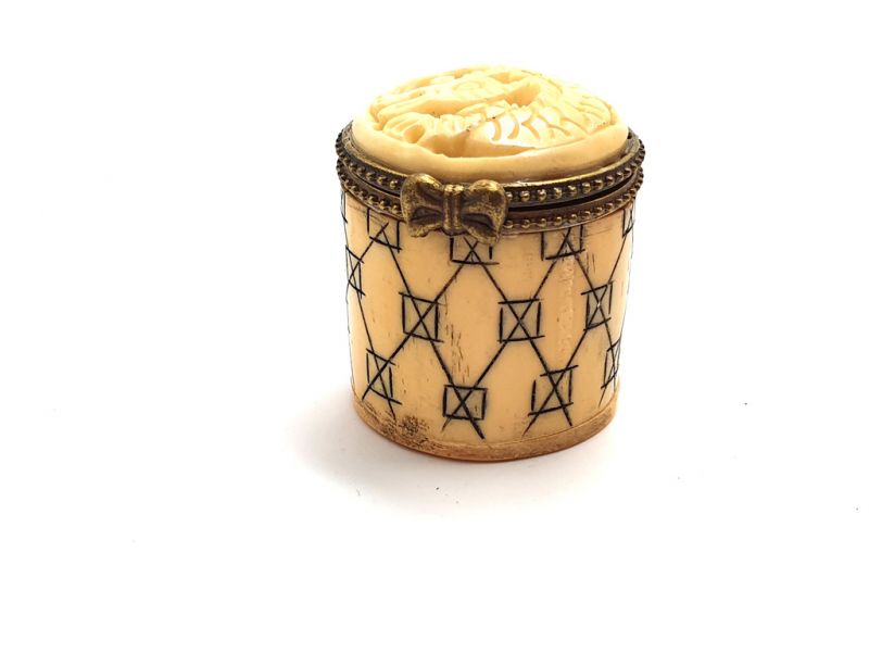 Small Chinese bone box - Cylinder 2