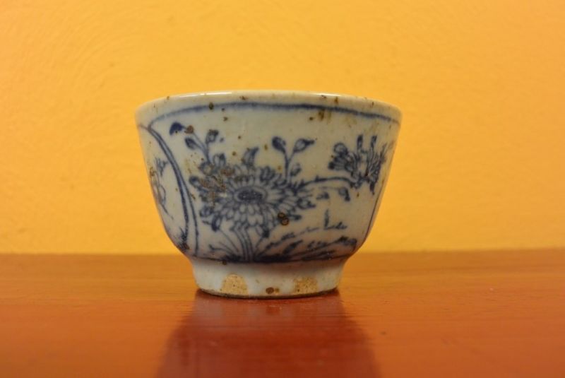 Small Chinese bowl or glass in porcelain 1