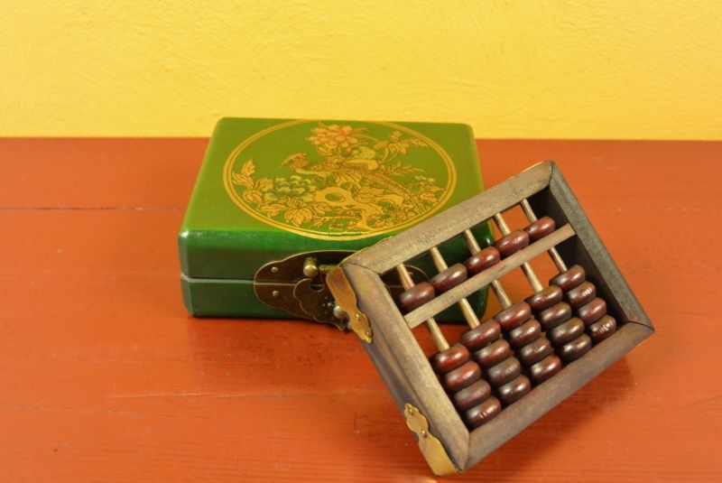 Small Chinese Box green with a bird with a wooden abacus 1