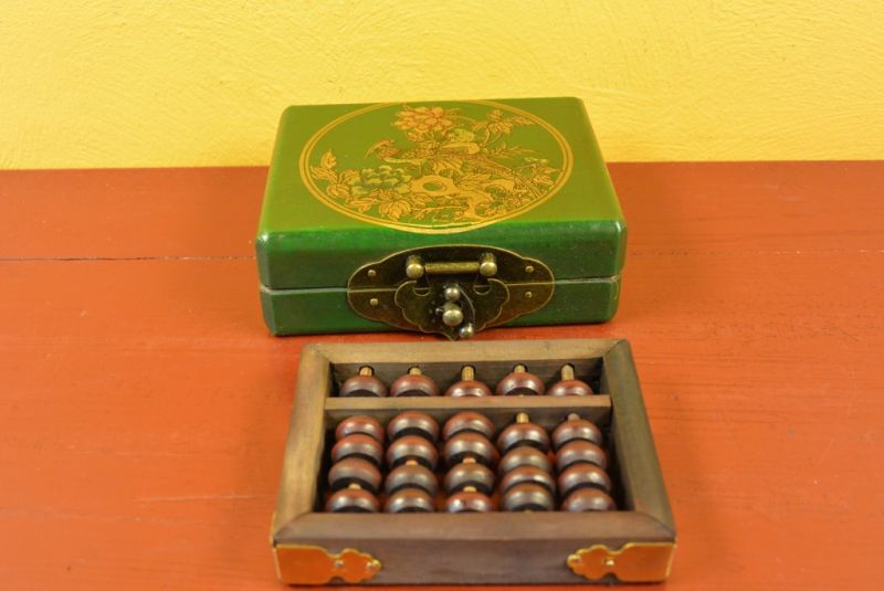 Small Chinese Box green with a bird with a wooden abacus 2