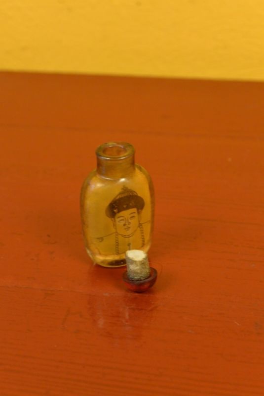 Small Chinese Glass Snuff Bottle Emperor 5