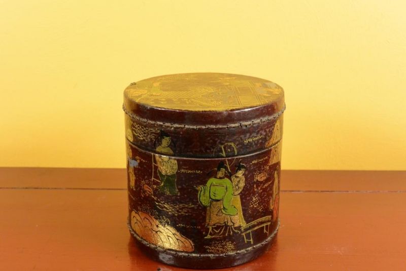 Small Chinese lacquer box - Red and gold 1
