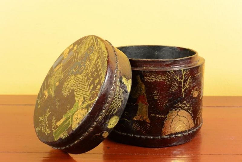 Small Chinese lacquer box - Red and gold 4