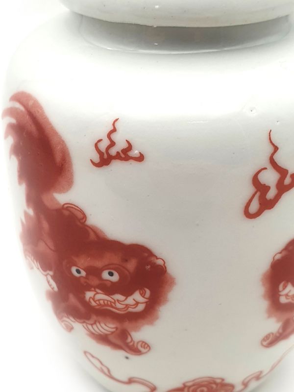 Small Chinese Porcelain Colored Potiche - Chinese guardian lions 2