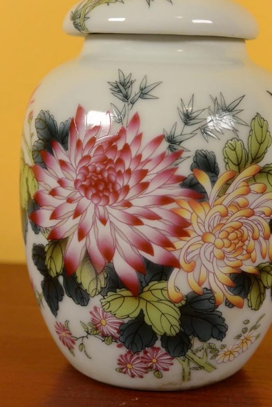 Small Chinese Porcelain Potiche - Colorful - Flowers 2
