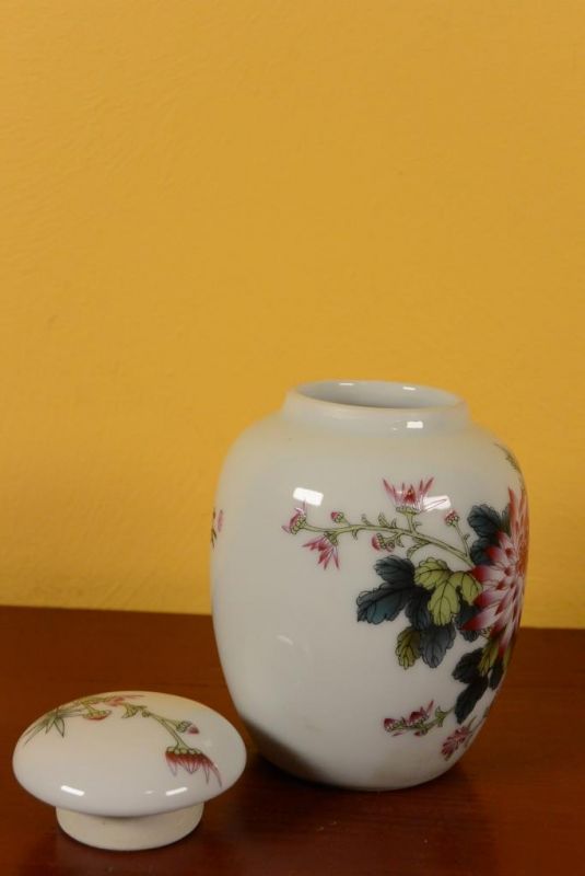Small Chinese Porcelain Potiche - Colorful - Flowers 4