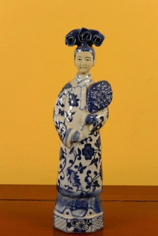Small Chinese Porcelain statue - Woman 1 1