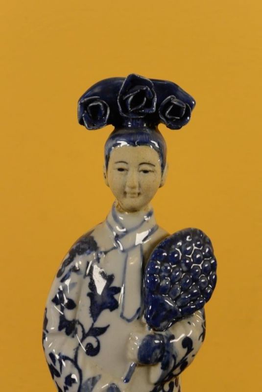 Small Chinese Porcelain statue - Woman 1 2