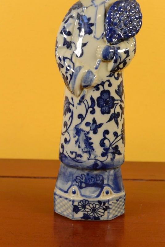 Small Chinese Porcelain statue - Woman 1 3