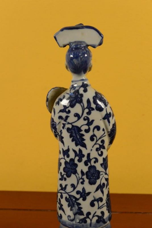 Small Chinese Porcelain statue - Woman 1 5