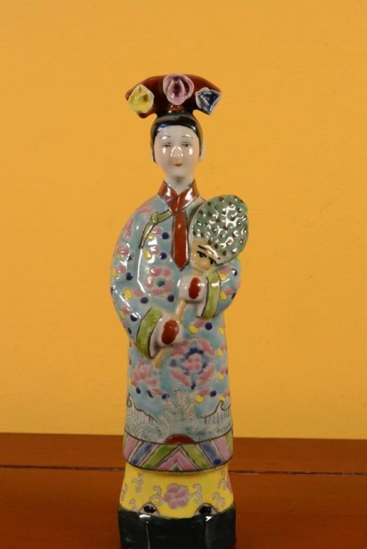 Small Chinese Porcelain statue - Woman 3 1