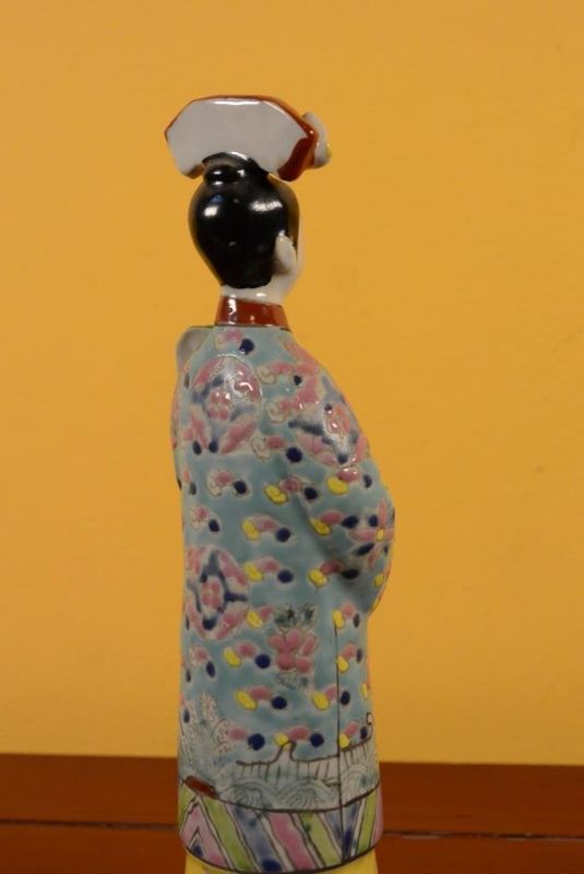 Small Chinese Porcelain statue - Woman 3 4