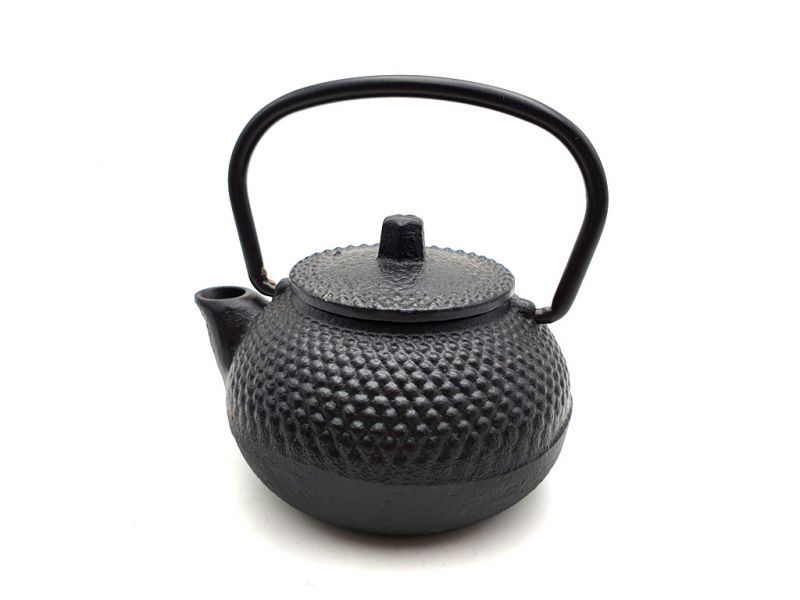 Small Chinese teapot in black cast iron 1