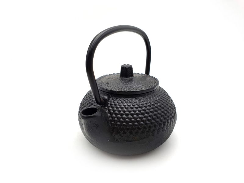 Small Chinese teapot in black cast iron 2