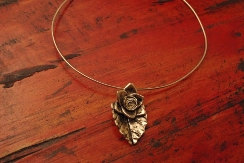 Small Necklace Flower on Leaf 4