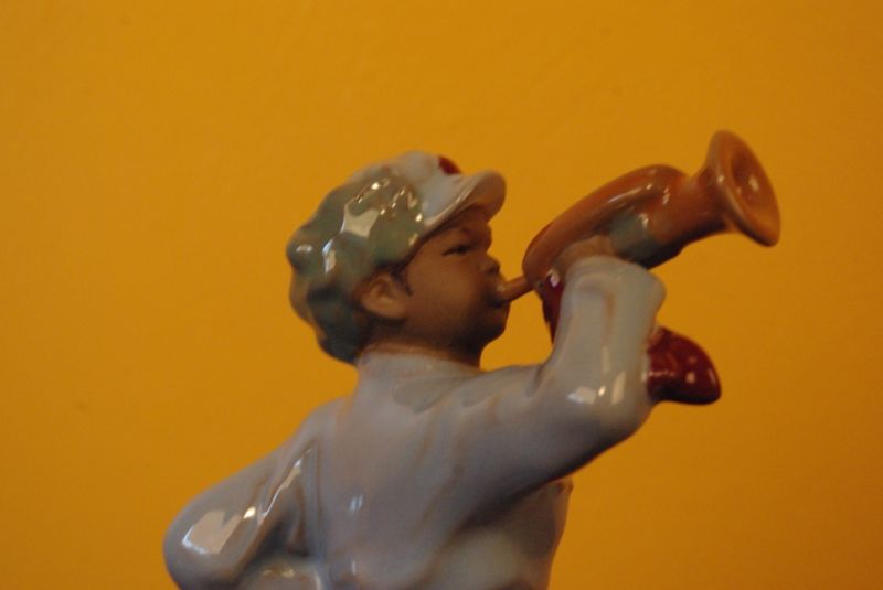 Soldier with a trumpet bisque pottery statue 4