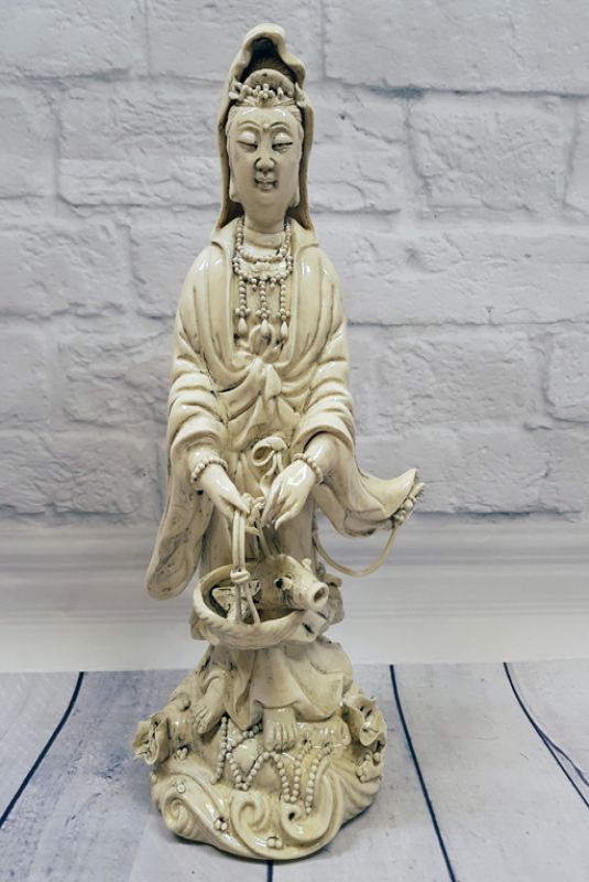 Statue chinoise blanche - Porcelaine Dehua - Déesse debout avec son panier 1