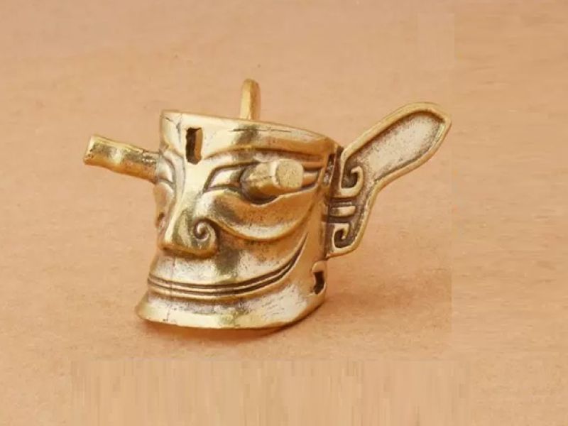 Statue SanXingDui Masque aux grandes oreilles finition bronze & laiton – Sculpture chinoise 2,9x3,8 cm