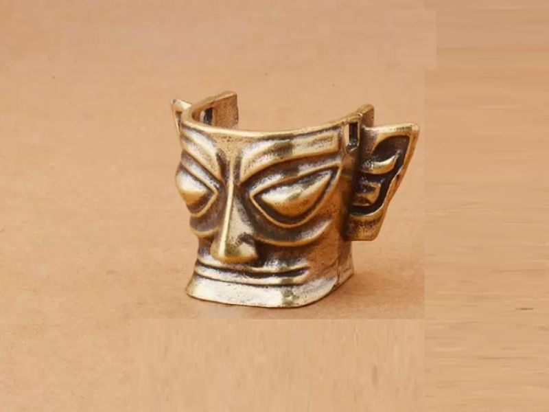 Statue SanXingDui Masque aux yeux proéminents finition bronze & laiton – Sculpture chinoise 2,8x5cm