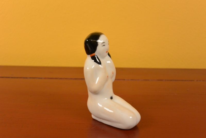 Tabaquera China Erótica Mujer desnuda en Shanghai 2