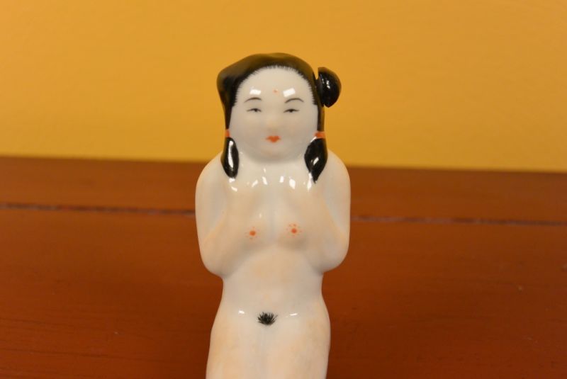 Tabaquera China Erótica Mujer desnuda en Shanghai 3