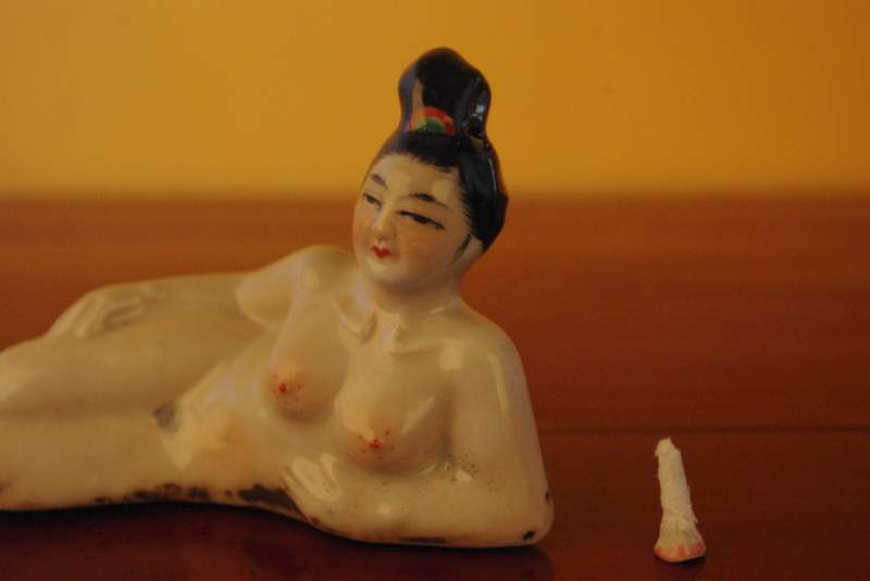 Tabatière érotique Chinoise Flacon Femme nue allongée 4