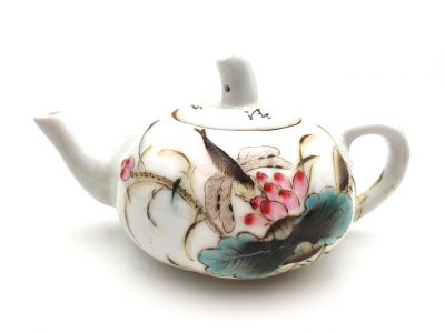 Théière Chinoise en porcelaine Libellule sur un lotus Théière Chinoise en porcelaine Libellule sur un lotus