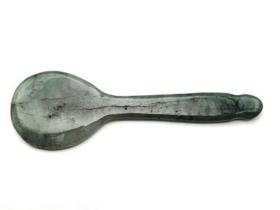 Traditionelle chinesische Medizin - Gua Sha Jadelöffel - durchscheinend grün