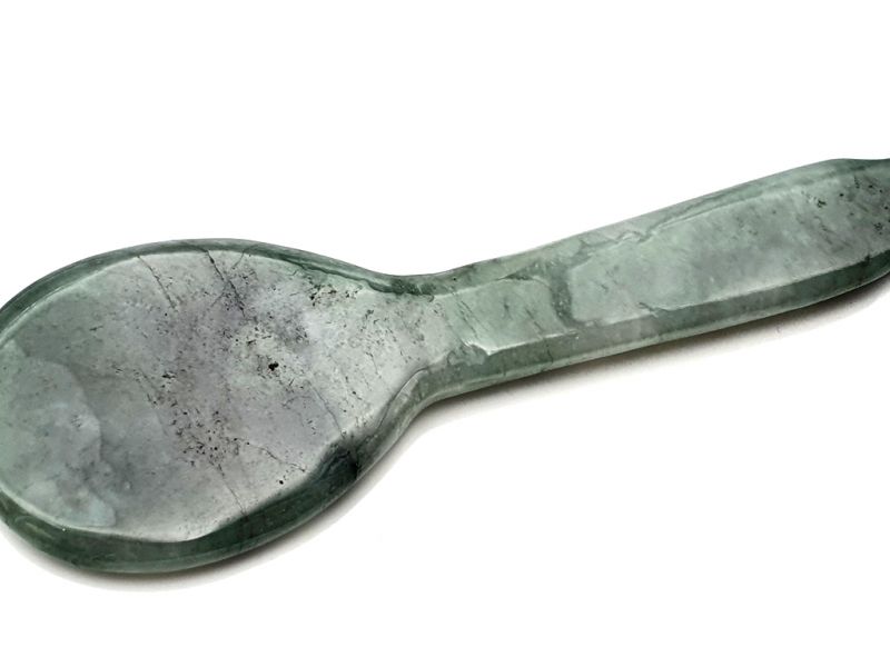 Traditionelle chinesische Medizin - Gua Sha Jadelöffel - Transluzentes Grün / Imperiales Grün 2