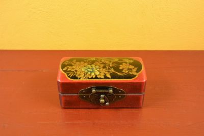 Très petite Boite Chinoise en Bois Rouge et Noire Très petite Boite Chinoise en Bois Rouge et Noire