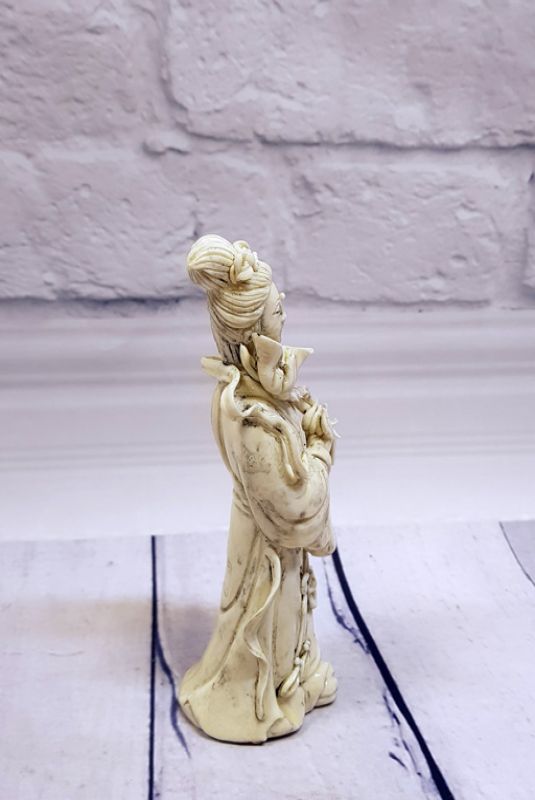 Weiße chinesische Statue - Porzellan Dehua - Die Frau und die Blume 2