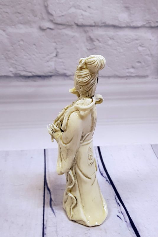 Weiße chinesische Statue - Porzellan Dehua - Die Frau und die Blume 3