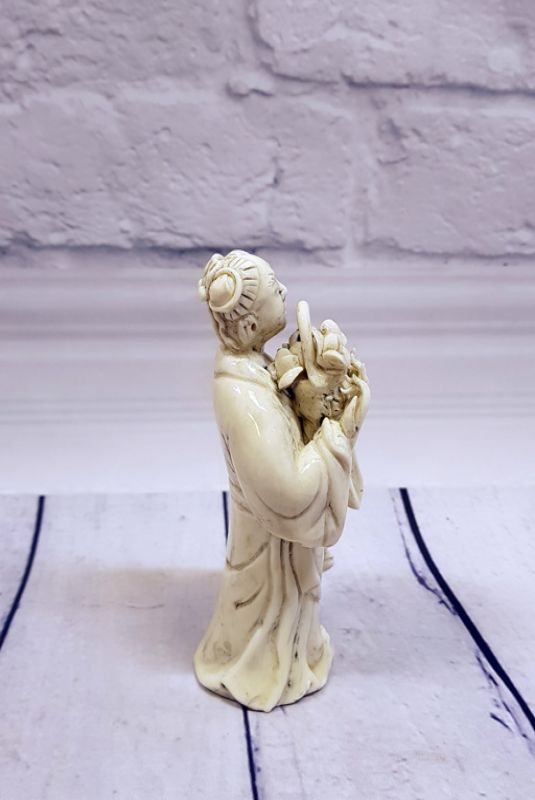 Weiße chinesische Statue - Porzellan Dehua - Frau mit einem Korb 2